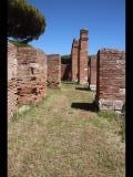 07210 ostia - regio i - insula xii - caseggiato a tabernae (i,xii,10) - westseite - porticus - bli ri sueden.jpg - 06-2024.jpg